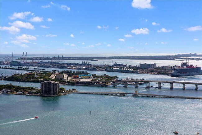 Building Photo - 700 NE 24th St