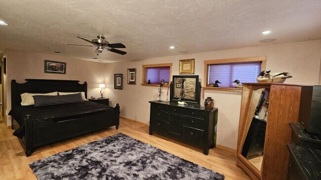 Building Photo - Losleben- House with large yard fully furnished Available Nov 1st - May 31st