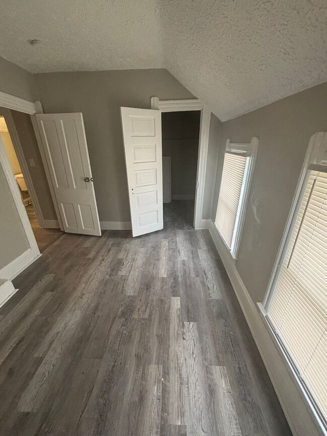Building Photo - Section 8 Accepted - Spacious 4br/2ba Home