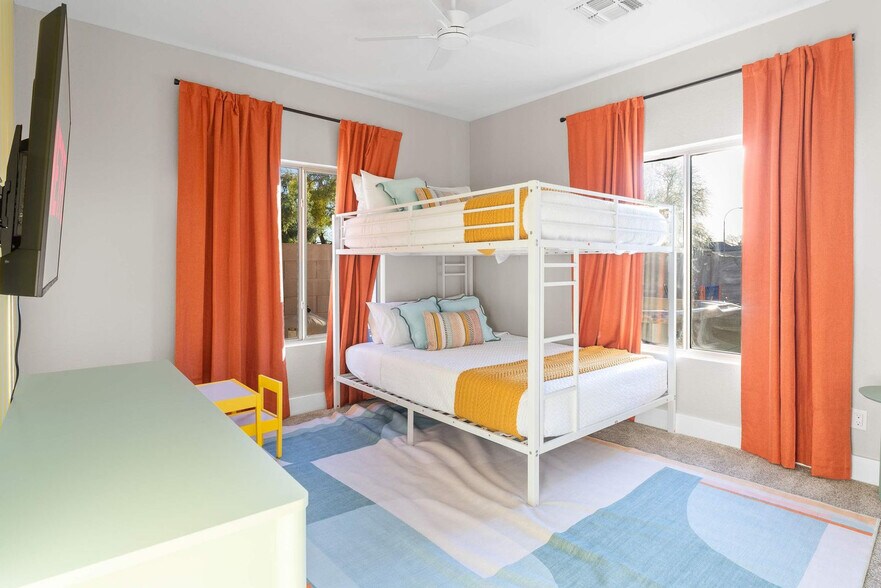 Building Photo - 4900 S Springs Dr