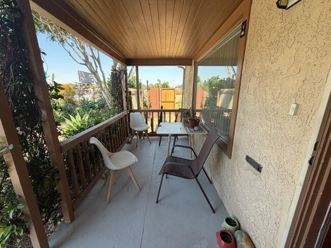 Building Photo - 901 Castaic Ave