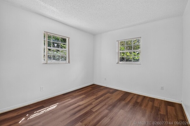Building Photo - 1102 Westchester Dr E