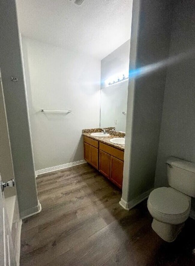 Building Photo - Beautiful Townhouse 3Beds / 2 and Half Bath