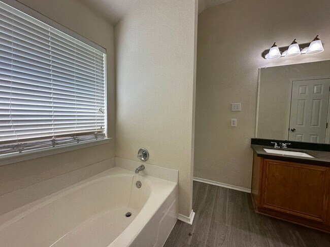 Building Photo - 7110 Creekstone