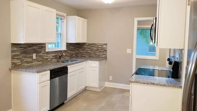 Building Photo - 3BR w/ In-Unit W/D + Assigned Parking in Nashville