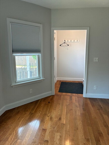 Building Photo - 320 Tinkham St