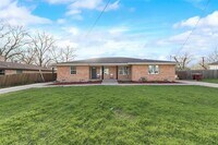 Building Photo - 913 Live Oak St