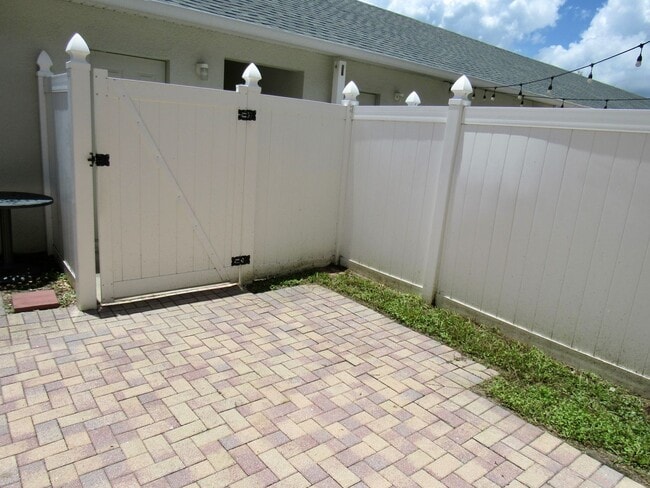 Building Photo - Beautiful 3-Bedroom Townhome with Resort-S...