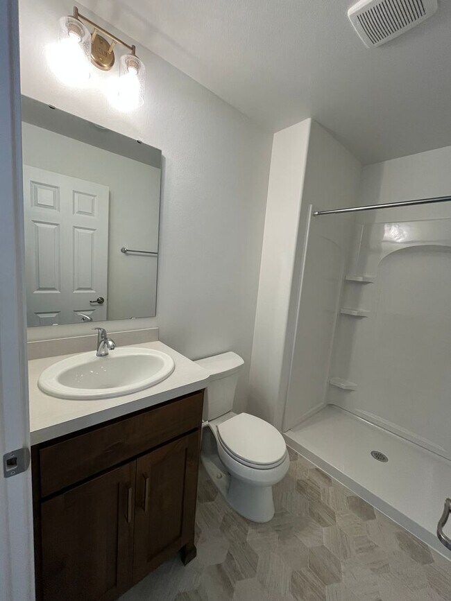 Building Photo - 3 Bed 3 Bath TownHome