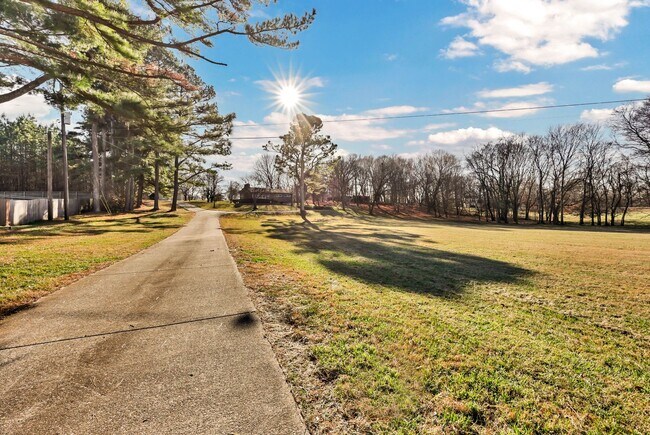 Building Photo - 780 Rossview Rd