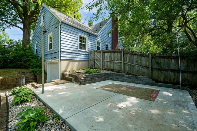Building Photo - 2935 Glenmore Ave