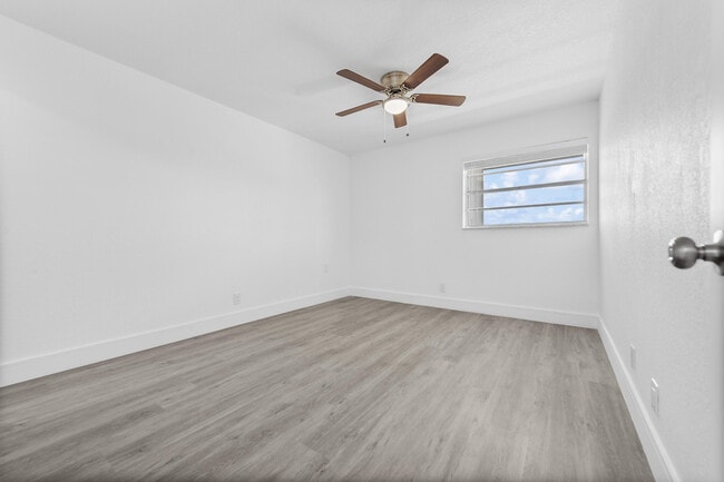 Building Photo - 511 Flanders K