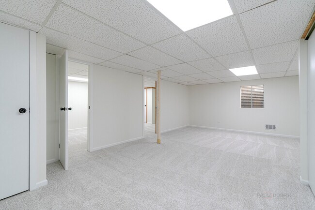 Building Photo - 887 Saybrook Ln
