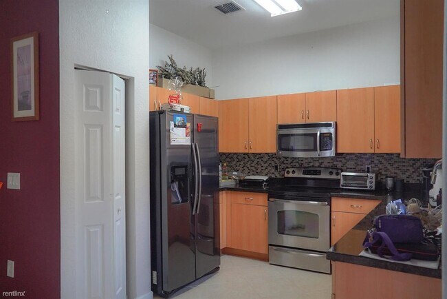 Building Photo - 4 br, 3 bath Townhome - 4253 SW 124th Ter