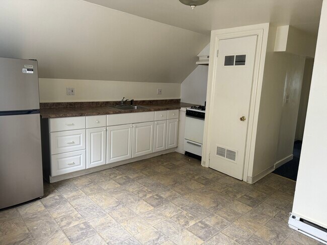 Building Photo - 5 W Main St