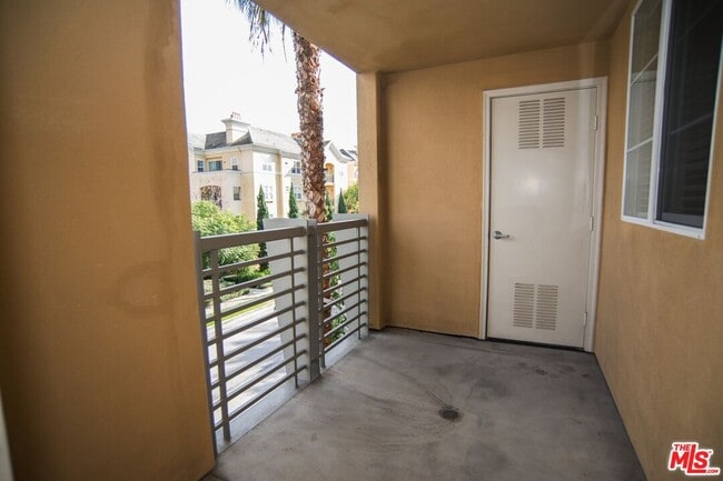 Building Photo - 5831 Seawalk Dr
