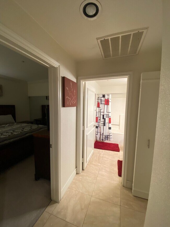 Building Photo - Charming Fully Furnished 1 Bedroom Condo: ...