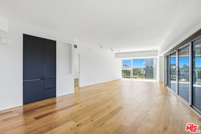 Building Photo - 13600 Marina Pointe Dr