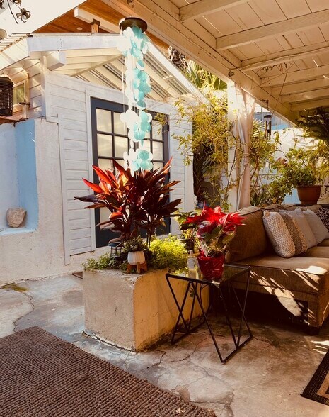 Building Photo - 1058 W 6th St