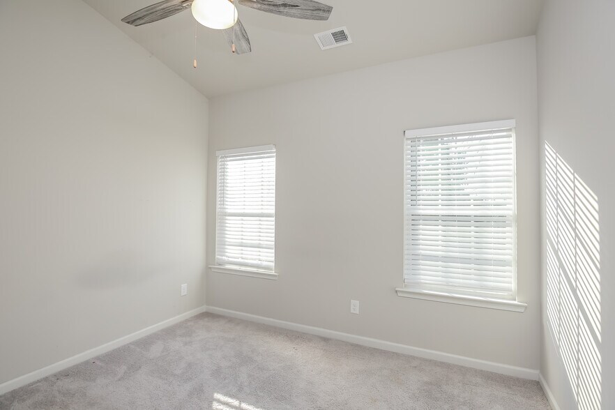 Building Photo - 76 Madaline Ln