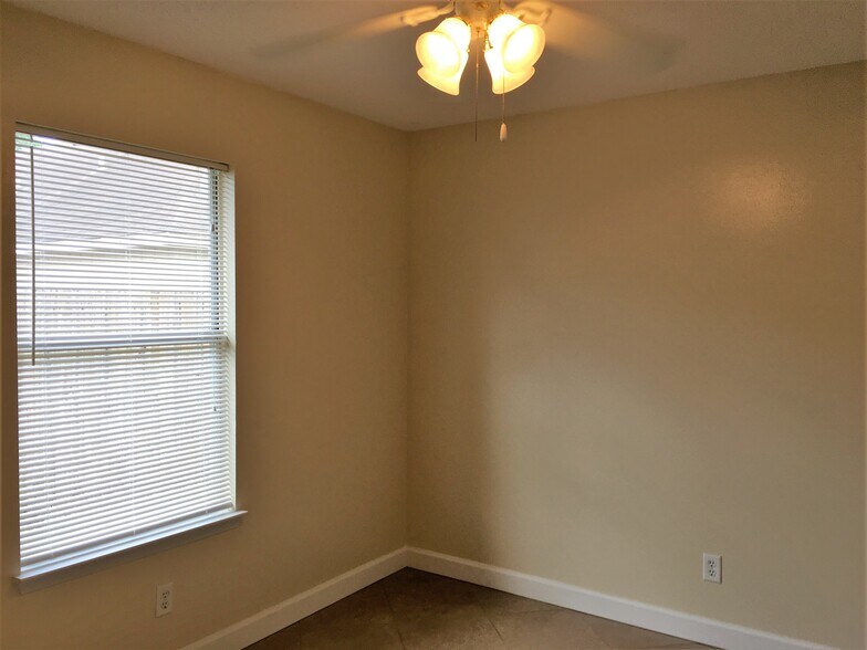 Building Photo - 3015 Yorktown Cir