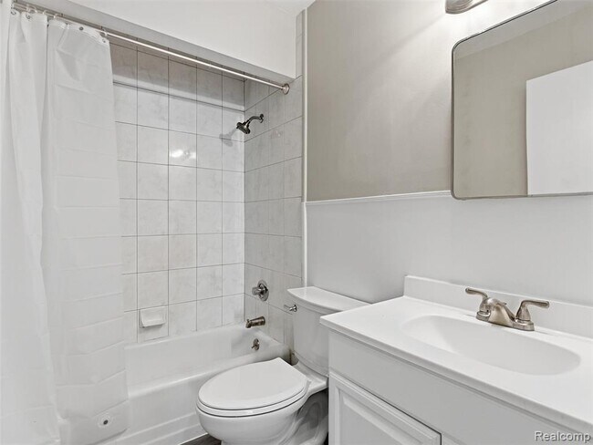 Building Photo - 108 W Kalama Ave