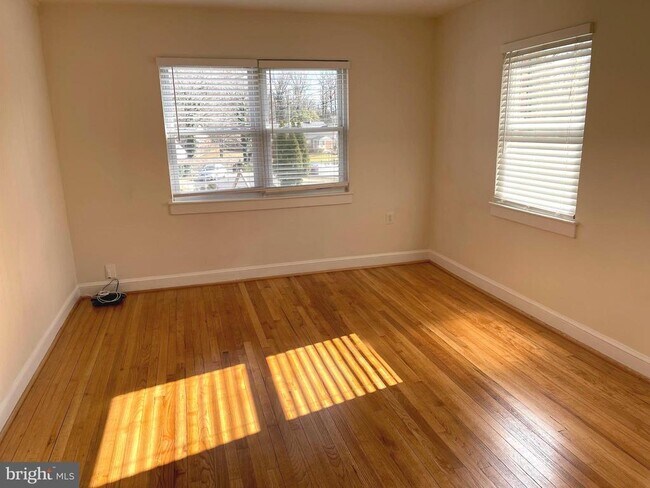 Building Photo - 7132 Parkview Ave