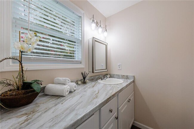 Building Photo - 1248 Falling Water Dr
