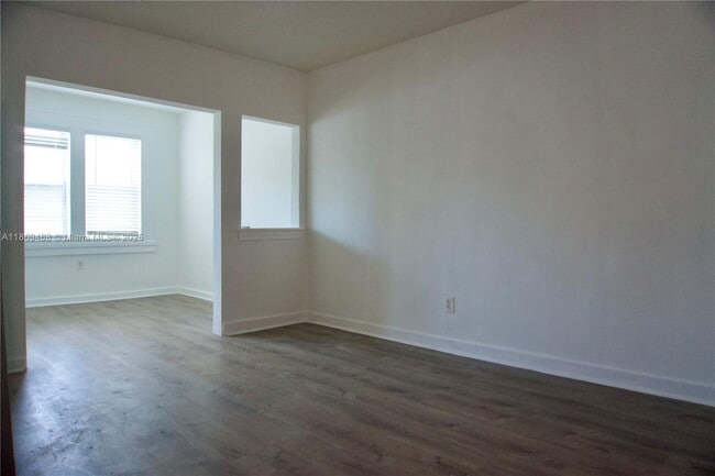 Building Photo - 501 SW 6th Ct
