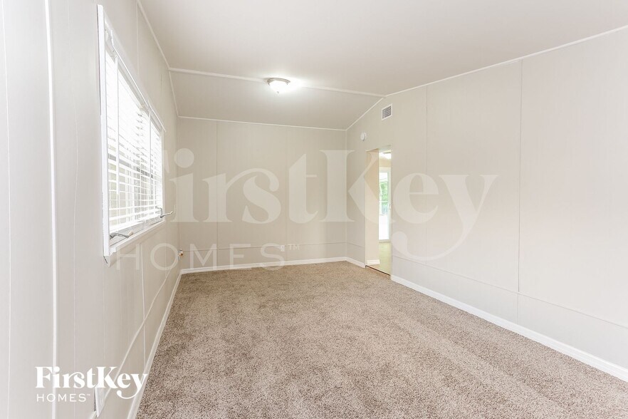 Building Photo - 447 W Clermont Dr