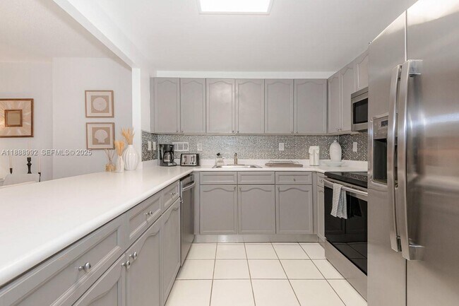 Building Photo - 2301 Collins Ave