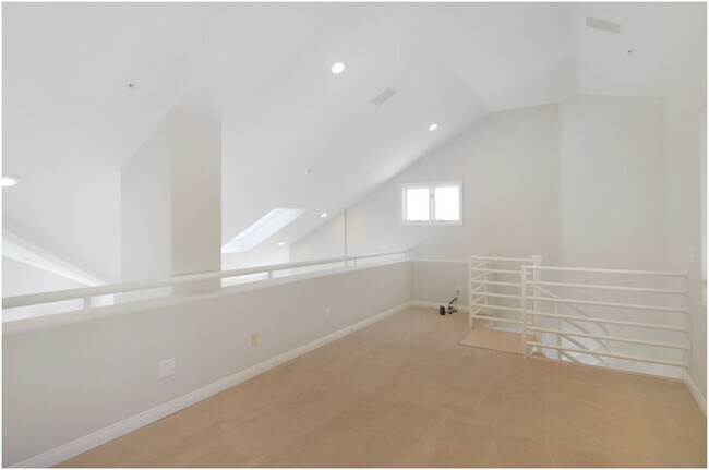 Building Photo - Oceanfront Penthouse in Huntington Beach!!