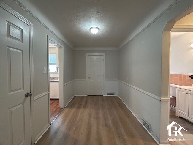Building Photo - 5915 Farmbrook St