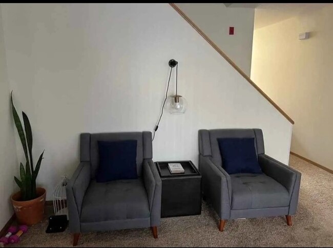 Building Photo - 2425 Bostrom Ct