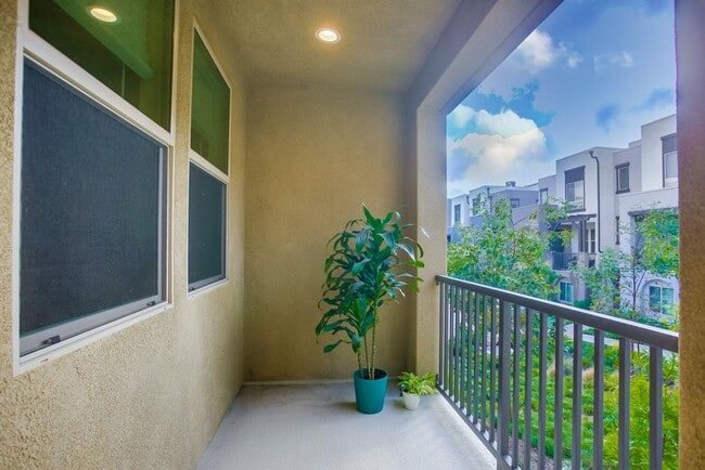 Building Photo - Beautiful 4 Bedroom Townhome! Built in 202...