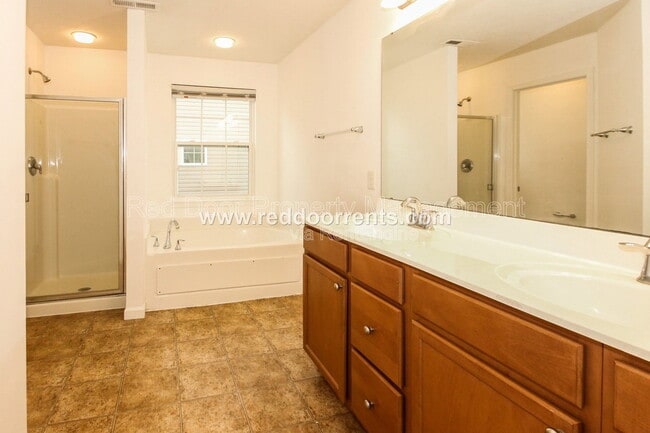 Building Photo - 10031 Golden Dr