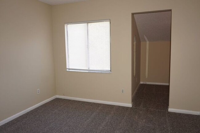 Building Photo - 2 Bedroom/2 Bath Townhome Near NAS Jax