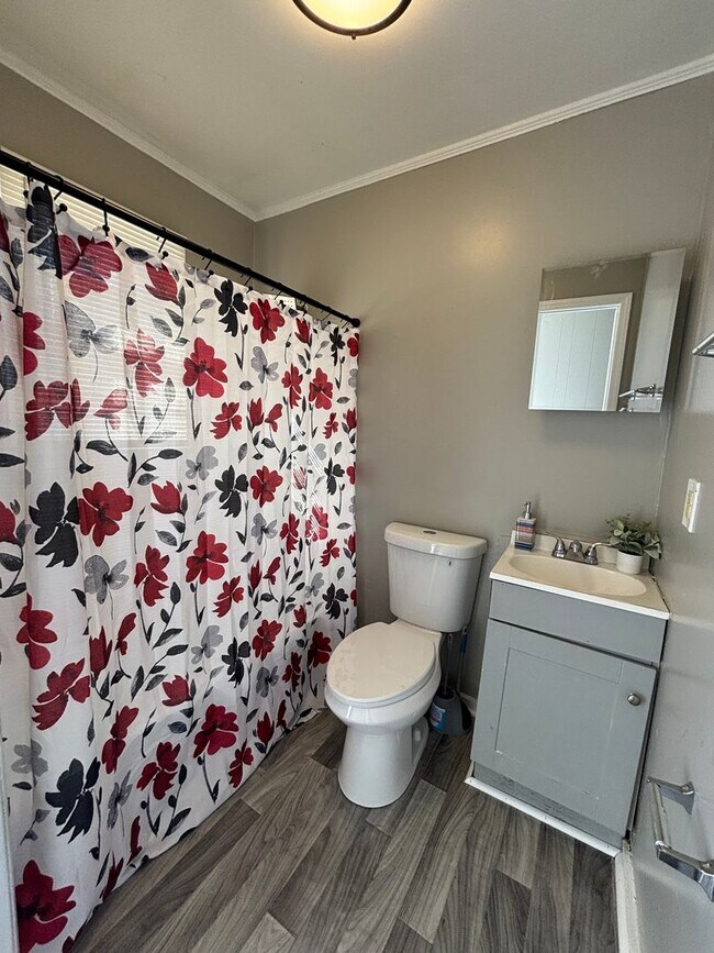 Building Photo - 390 N King St