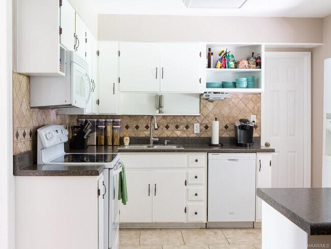 Building Photo - Adorable 3 bedroom/1 Bath in Forest Hills!