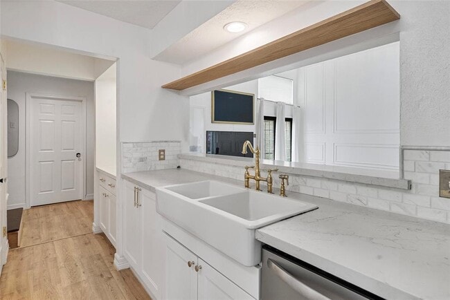 Building Photo - 8033 Oakwood Forest Dr