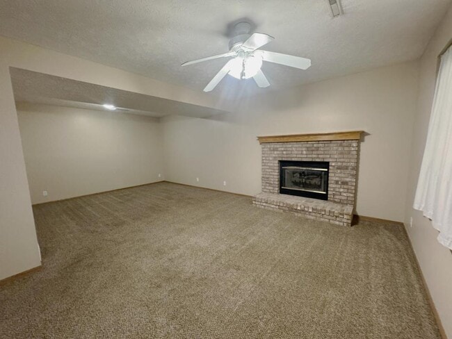 Building Photo - 2107 Queen Dr