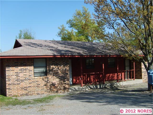 Building Photo - Twin Oaks Apartments