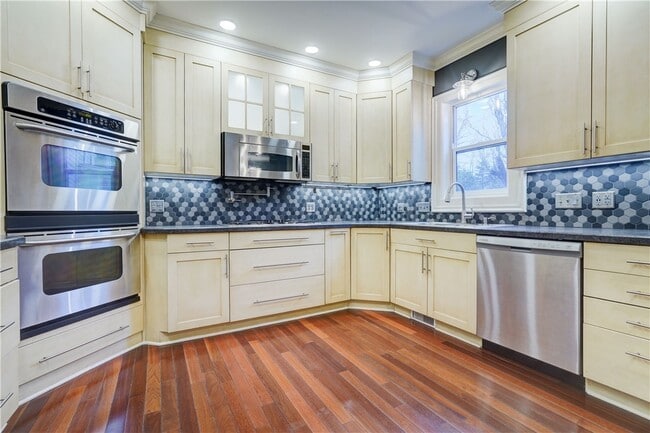 Building Photo - 450 S Main St