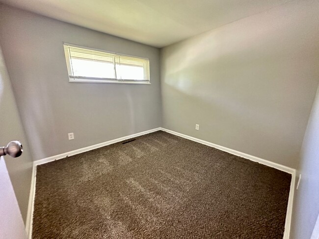 Building Photo - 400 Henrich Dr