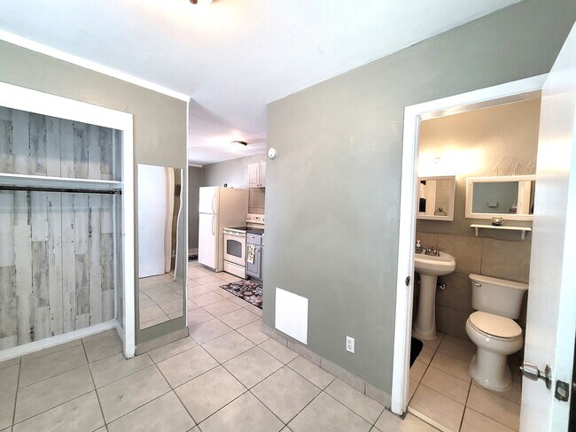 Building Photo - 5401 E 14th Ave