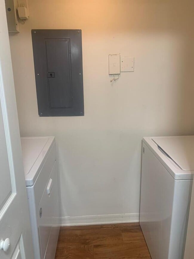 Building Photo - Spacious 3bed/2bath