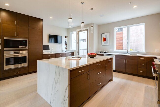 Building Photo - Old City Townhome with Parking