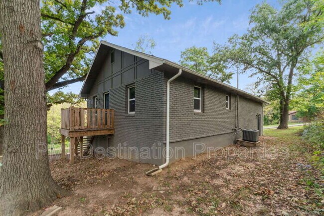 Building Photo - 300 Ridge St