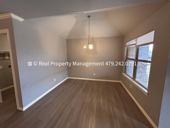 Building Photo - MOVE IN SPECIAL - HALF OFF MOVE IN RENT! B...