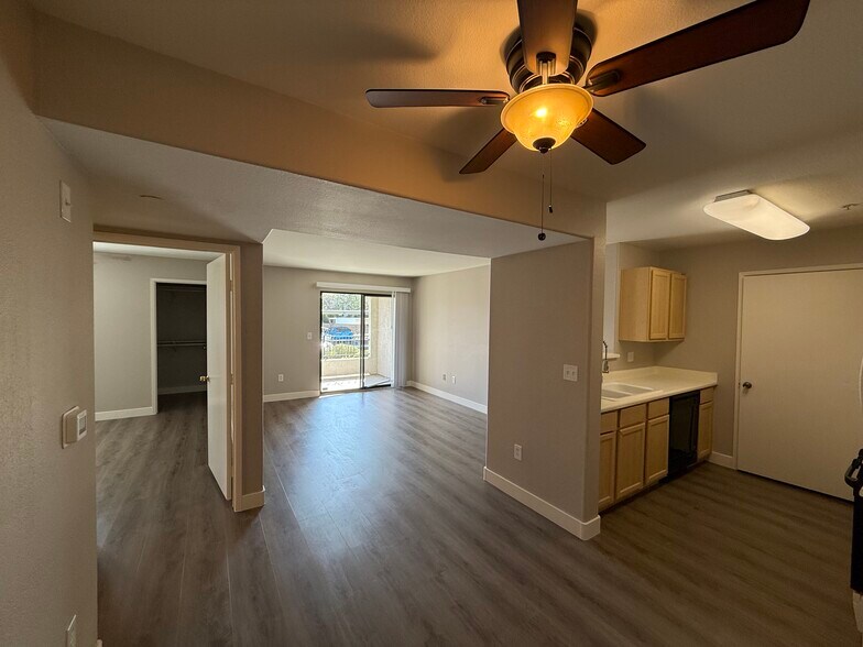 Building Photo - 950 Seven Hills Dr